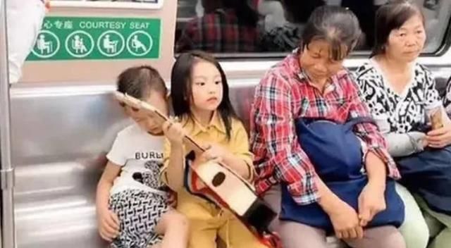 乘客|地铁上姐弟俩的坐姿，让乘客竖起大拇指，这才是“富养”出的孩子