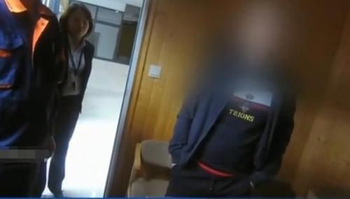  地上|地上没水没油硬摔？商场抱孩子摔倒索赔被拒，男子：我是消费者！