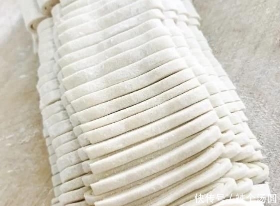 块钱|我家从来不买面条,教你秘制拉面做法,2块钱的面条够全家人吃