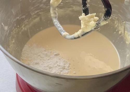  巴斯克芝士蛋糕|别再做电饭锅蛋糕了，现在流行它！比戚风蛋糕更柔软，简单零失败