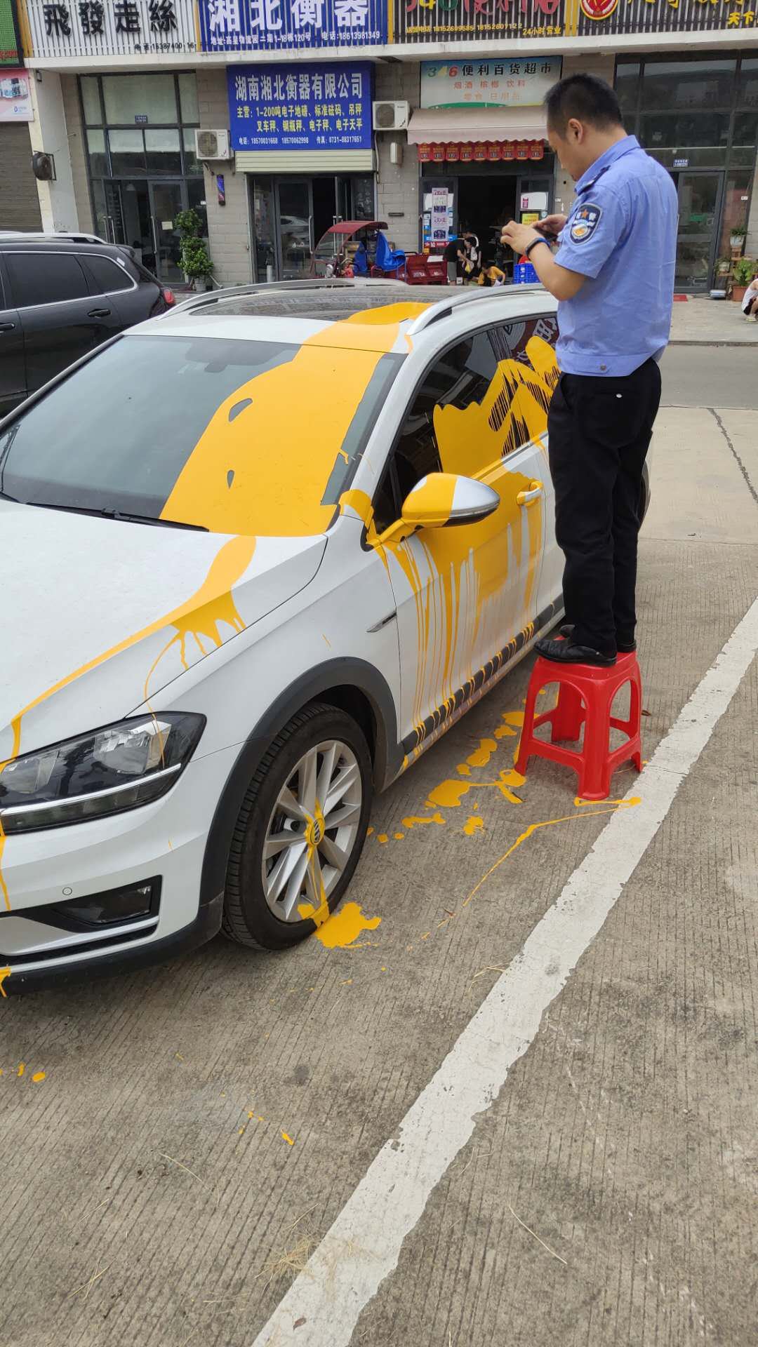 黄色油漆|一觉醒来发现新车被泼油漆，车主称只在抖音上看到过