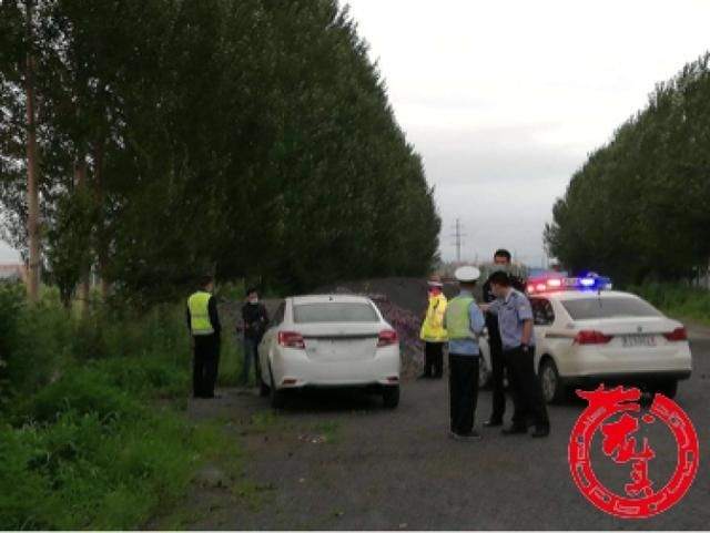  通行费|为了省点儿高速通行费 男子开无牌车撞杆闯卡