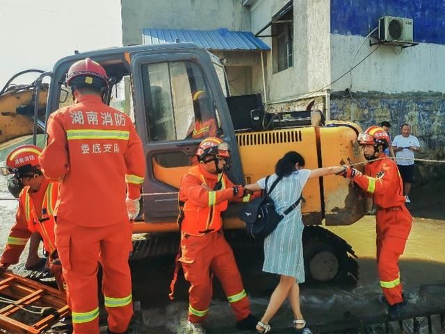  涟源|湖南涟源载14人中巴车冲出河坝悬空！村民提供挖掘机全车人获救