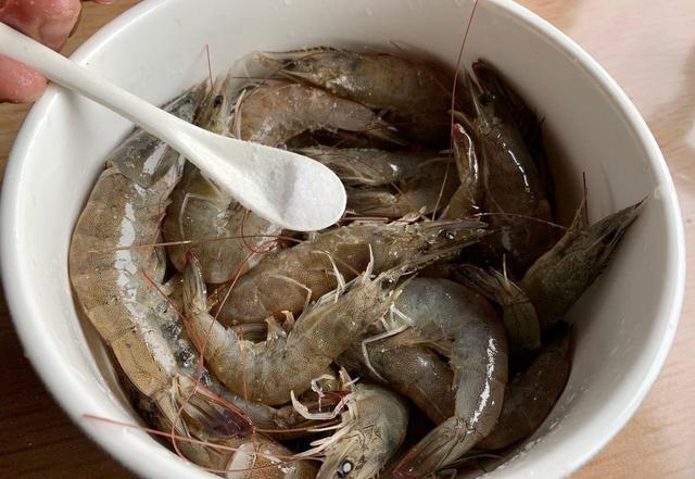 大虾|大虾这做法,一抓一拌就出锅,营养丰富还健康