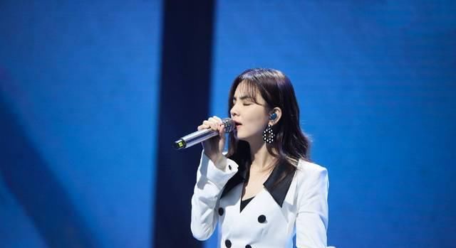  精致|Ella小秀厨艺，穿简约白T不似节目中精致，3岁劲宝西瓜头出镜超萌