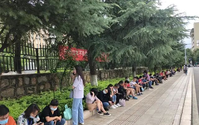  考生|图集丨云南高考首日直击：每一张安静的考桌都来之不易