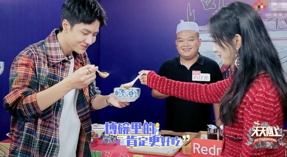  节目|《有翡》初上节目，赵丽颖私下带王一博吃各种美食，同喝一碗汤表情太宠