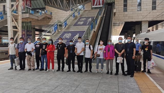  相恋|能与当红男星相恋？女老板豪掷420万后…心碎