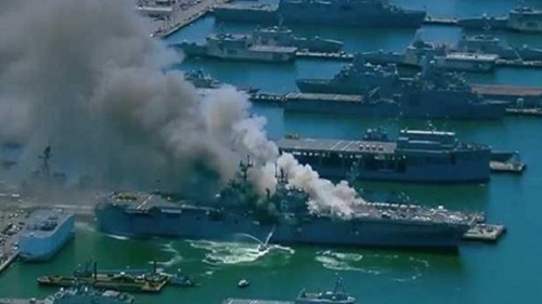  舰体|美两栖攻击舰爆炸升起火球！现场浓烟滚滚难见舰体，21人受伤住院
