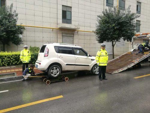 车辆|新区交警集中整治乱停乱放！本月纠正违停3000辆，拖移违停车辆100辆