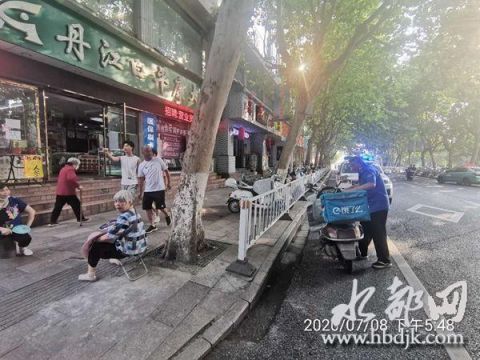  敲门|外卖车辆随意乱停放 城管敲门来提醒