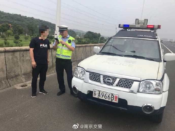  上用|男子应急车道上用手机斗地主 被交警逮个正着