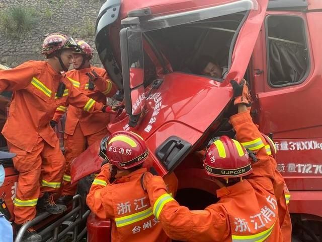  追尾|惊险！甬台温高速四辆大货车追尾二人被困，临海消防紧急救援