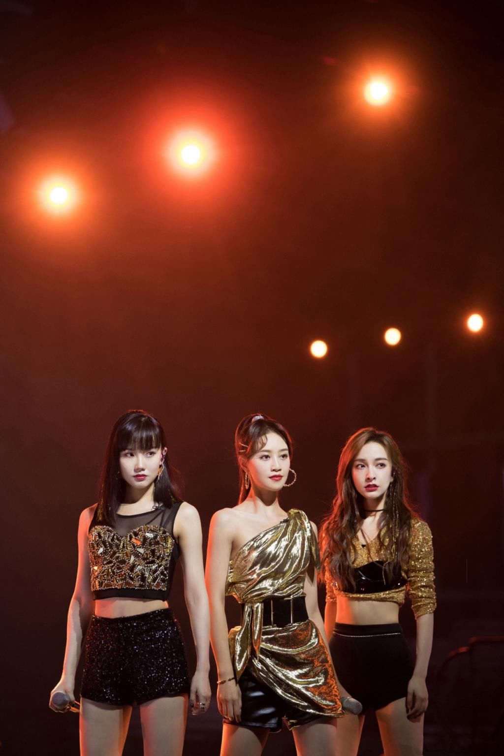  熬出头|37岁吴昕终熬出头！《浪姐》还没播完，又成新综艺唯一女嘉宾