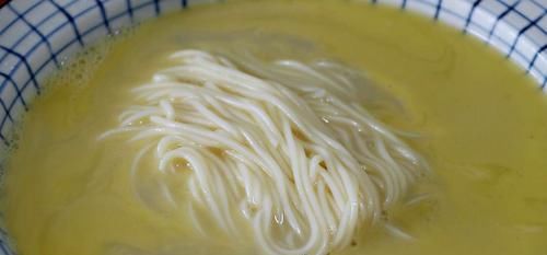  做法|花10元买了一盘小鲫鱼，教你鱼汤面的做法，汤白汁浓，味道鲜美