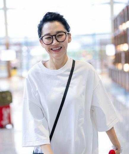  hold|许晴不服老，年过50仍把自己当少女，这鞋子“颜色”谁hold得住？