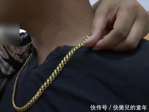 女子|四十岁女子献媚七旬老汉：图你不洗澡还是图你老？是图你的金项链