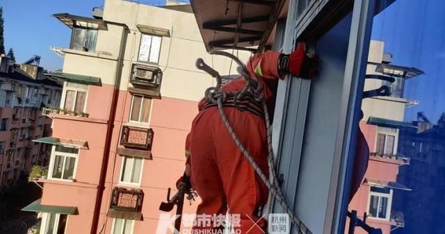  救援|今早杭州大关一老人在家中突然病倒，厨房火还没关，紧急下消防员爬窗救人