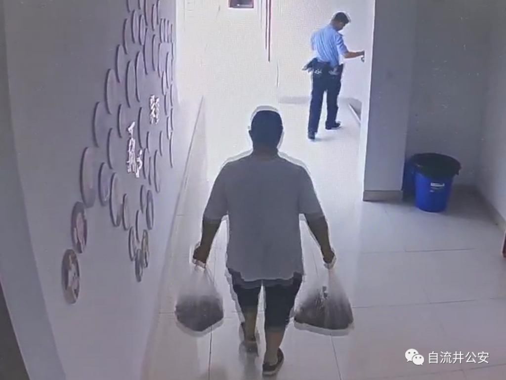 全过程|就是他！监控拍下灯杆坝一男子路边盗窃全过程！