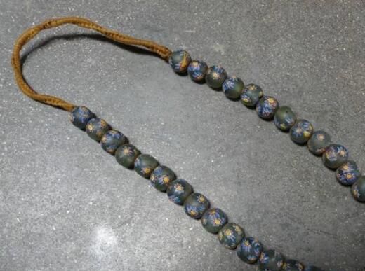 价格|老人回国探亲，摘下项链送给侄儿，数日后小伙得知其价格羞愧