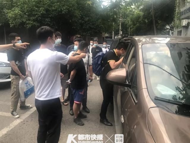  爆款|95后小伙靠卖品牌“爆款鞋”3年赚7000多万！亲戚都帮他打工！手机上每秒10多个订单