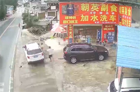  惊险|惊险！2岁男童蹲路边方便被卷入车底