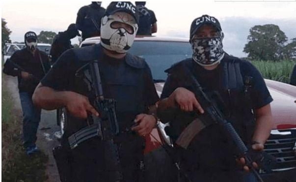  冲锋枪|全球最高调毒贩，拍视频炫冲锋枪装甲车，网友：混成军阀