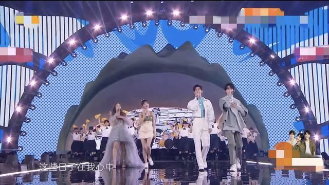  晚会|湖南卫视晚会槽点多：姐姐们舞台被指敷衍，多位实力唱将接连翻车