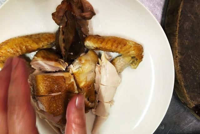  做法|买了很多年，现在才知道，熏鸡做法超简单，在家做干净又放心