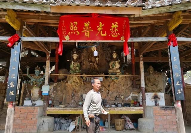 居住|云南深山有座寺庙,建在悬崖上距今千年,独自居住着一位中年男子