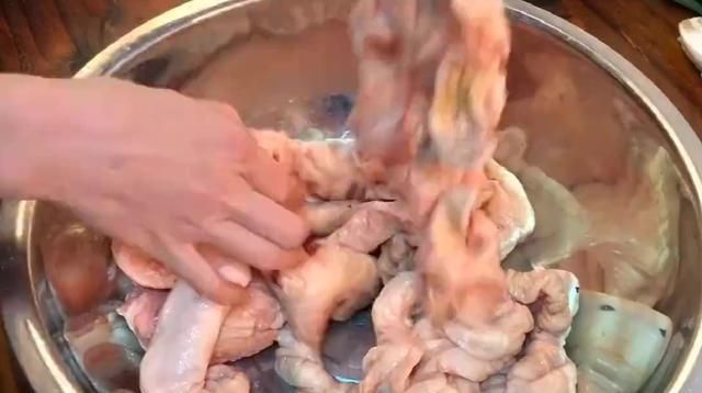  猪大肠|清洗猪大肠，不能加盐，用它来洗更干净，做出来也更美味！