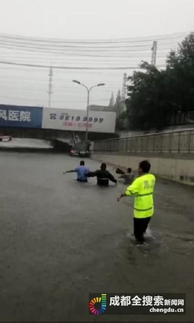  越野车|生死救援！越野车被困积水下穿 成都民警讲述救援全过程
