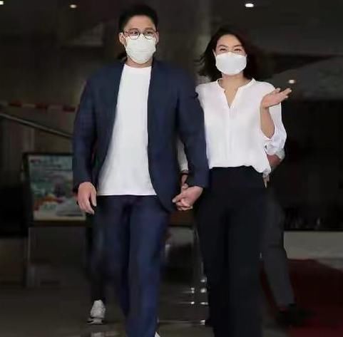  豪门|霍启刚真“自恋”，让三娃在饭桌上看自己上电视，豪门饭桌真简单