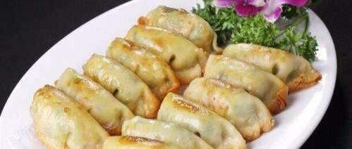  外酥|做煎饺时不要直接下锅煎，多加一步，不出水不破皮，外酥里嫩