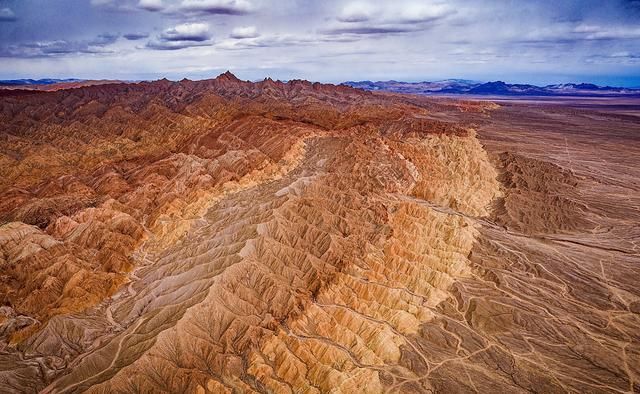  湖水|大柴旦：五彩谷天地雄奇之峻，翡翠湖水云婉约之华，柴达木探秘4