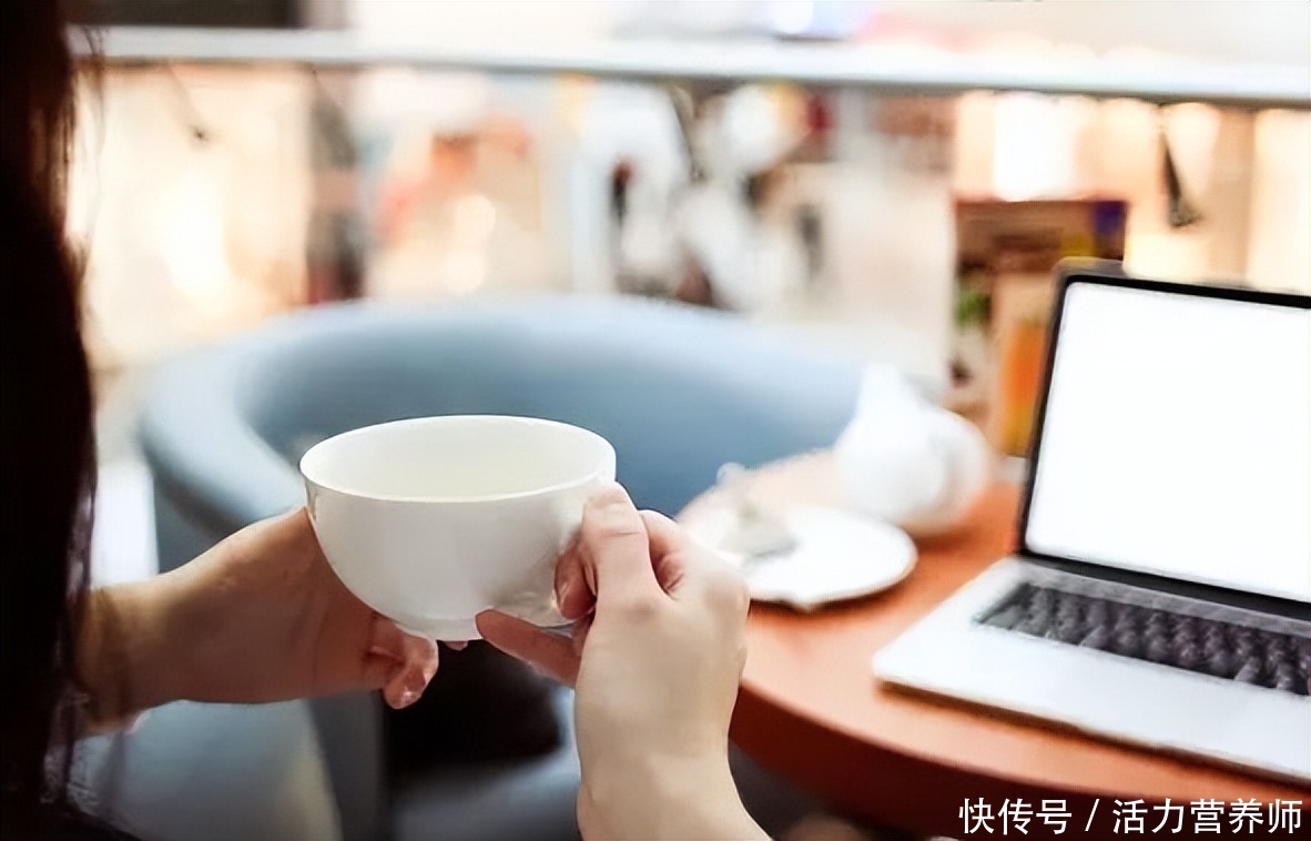 老年人早上喝一杯水好不好(老人常言：“早上喝杯水，到老不后悔”，这里的水指的是什么？)