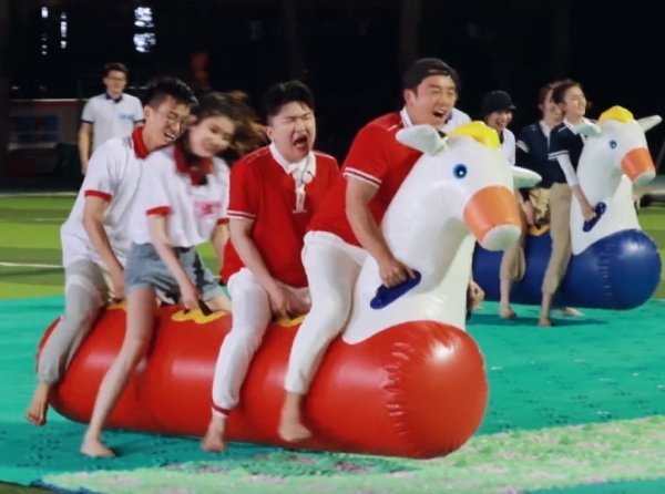 马上|跑男挑战指压板,孟美岐边跑边尖叫,某人坐在马上全程划水