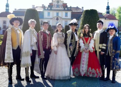  关注|郑恺发文回忆跑男100期，晒合照尽显温馨，我却在关注他身边的苗苗