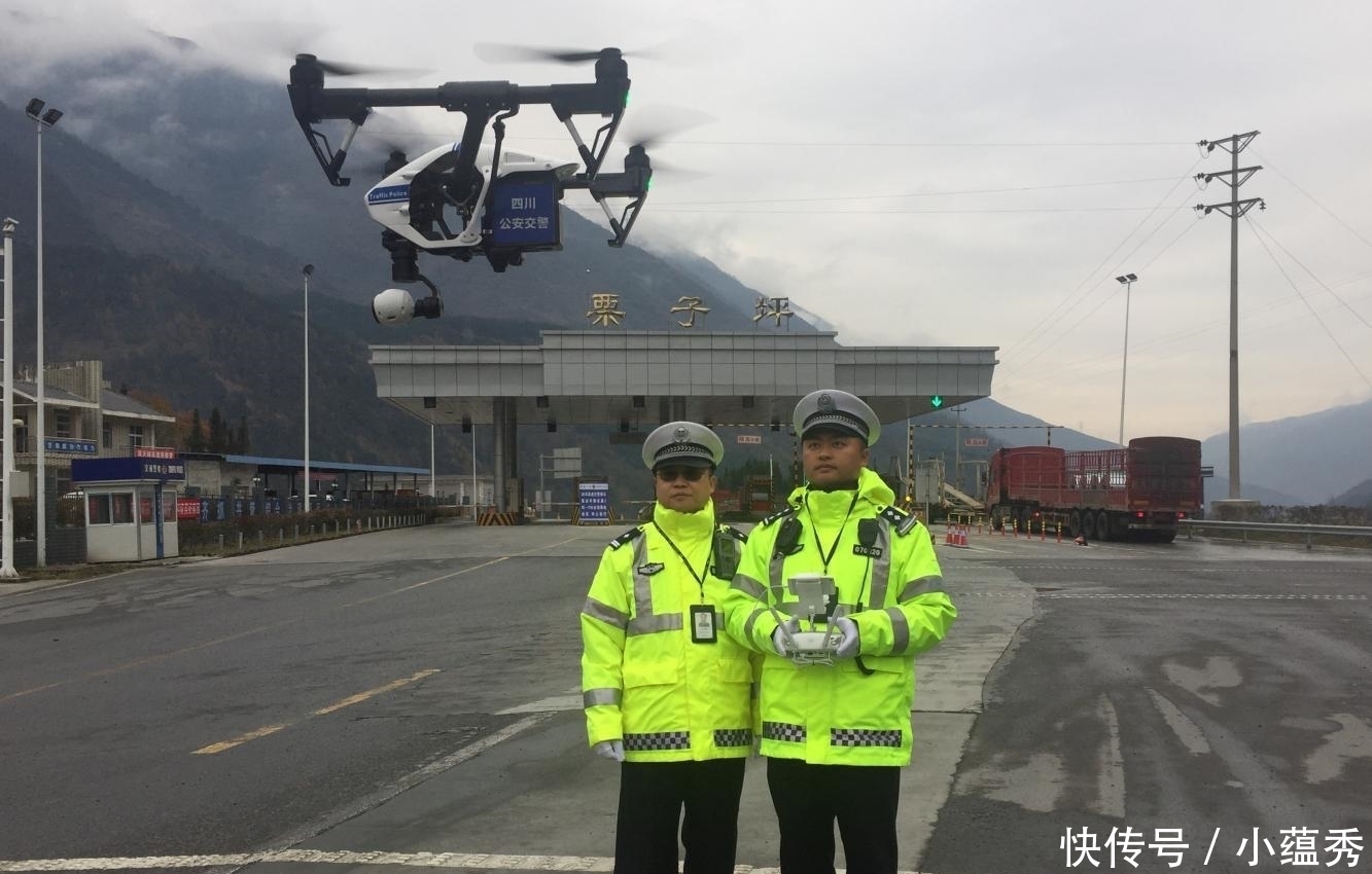  警察|车主无证驾驶被抓，下车后脸色苍白，问的问题让警察无法回答