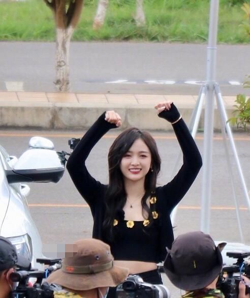  抓拍|吴宣仪录真人秀被抓拍，看到她85斤的腿长啥样，P都不敢这样P！