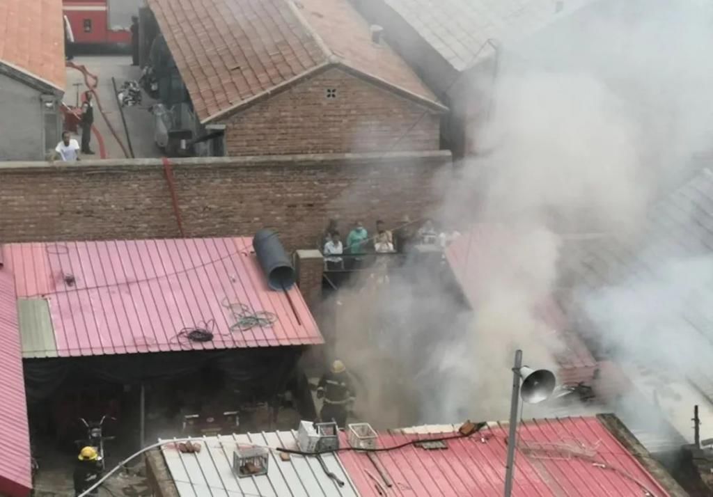  赶到|滨河西路一平房起火，还好消防救援及时赶到！