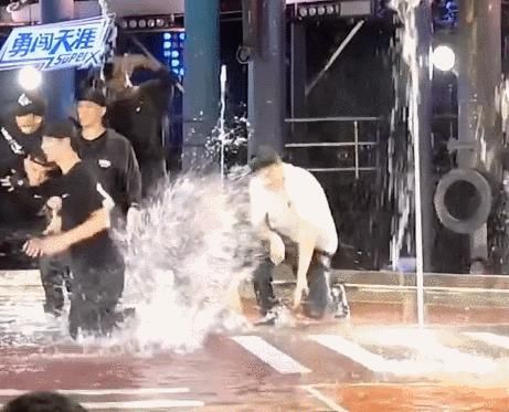  撤退|王一博发现问题照顾大婷，汤乾被冷落尴尬撤退，对陈宇入戏深，舞者大呼可爱