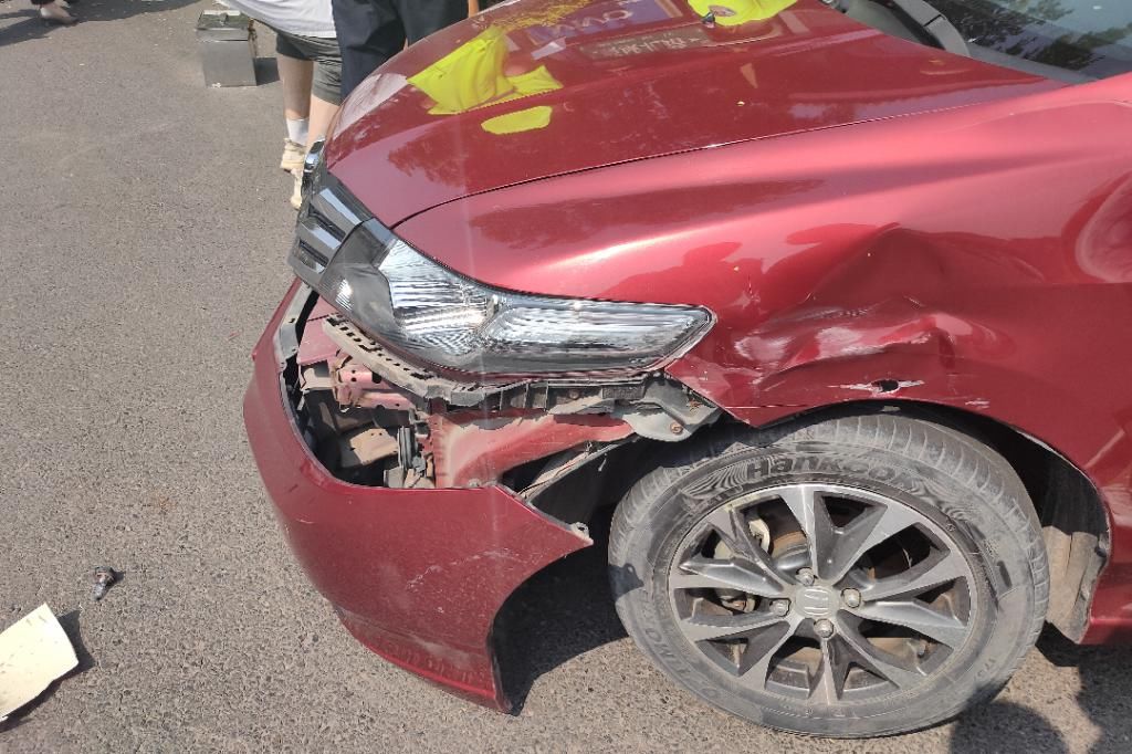  机动车道|平遥顺城路发生一起交通事故！电摩跟小车都碎了……