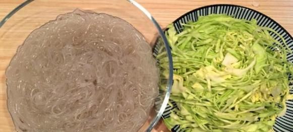 粉丝|?包菜炒粉丝，先炒包菜还是先炒粉？很多人都不懂，难怪粘锅成坨