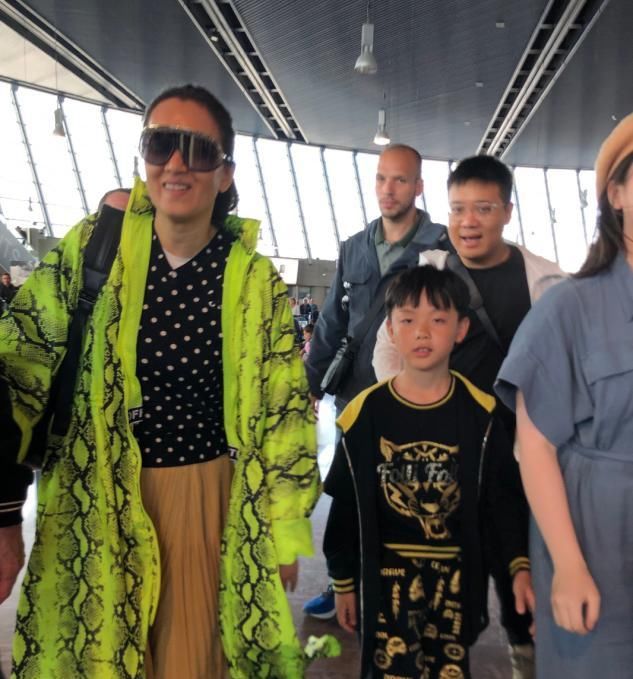 老公|巩俐穿“洞洞上衣”现身,55岁和大十几岁老公手牵手,越活越少女