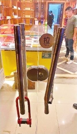 民警|男子拉断玻璃门把手入店盗窃