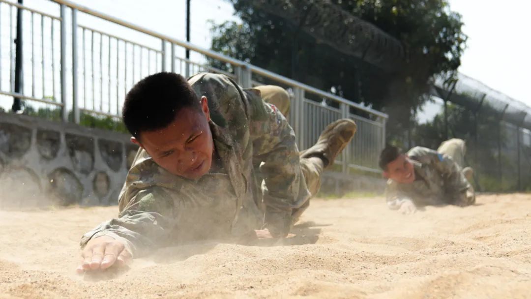 热热热！地表温度57℃?，感受地勤兵的“炎”值担当