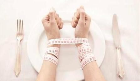  饿到|3点以后不准吃东西！7岁女孩饿到离家出走，妈妈想减肥何苦逼孩子