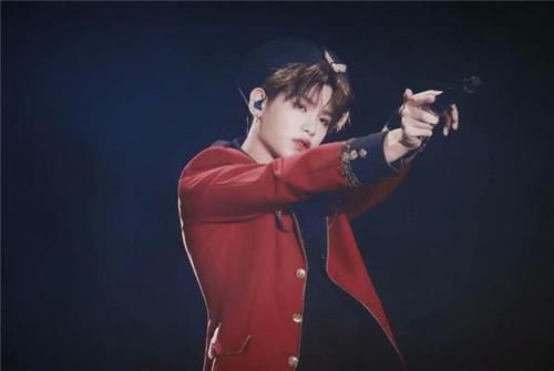  黄明昊|黄明昊脸上被人抹血浆，看到他之后的反应，素质果然装不出来！