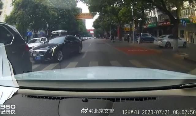 举报|三辆小客车“排队”逆行被举报，北京交警：罚